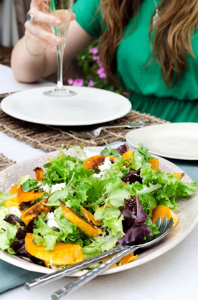 Bandeja saludable de ensalada al aire libre —  Fotos de Stock