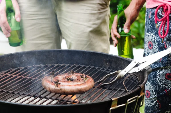 Amigos, barbacoa y cervezas — Foto de Stock