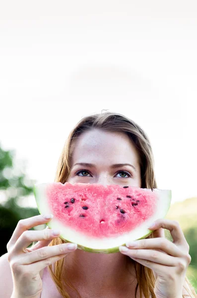 Eszik egy görögdinnye nő — Stock Fotó