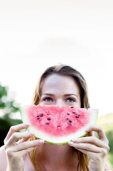 Mujer comiendo una sandía —  Fotos de Stock