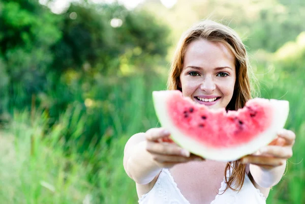 Portrait of beautiful happy woman in field — ストック写真