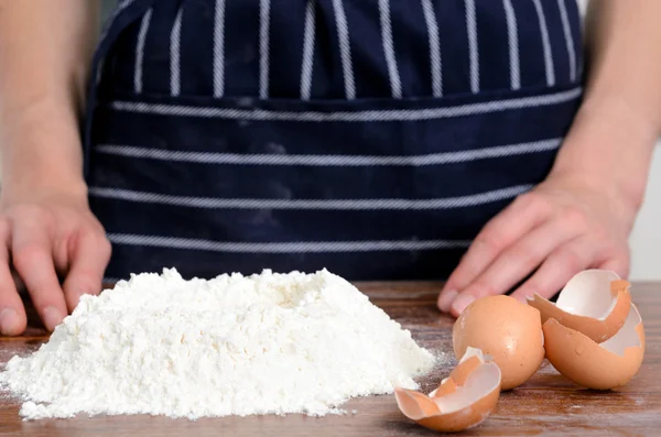 Chef-kok handen in voorbereiding voor het bakken — Stockfoto