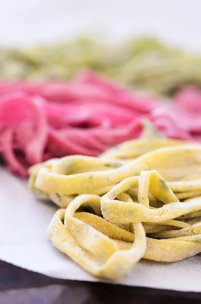 Ruwe huis handgemaakte pasta — Stockfoto