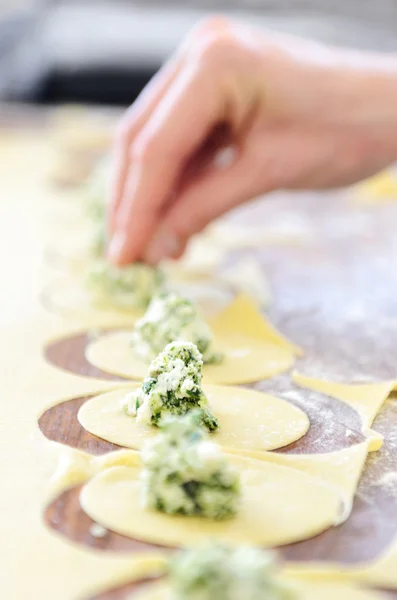 Frische handgemachte Ravioli — Stockfoto