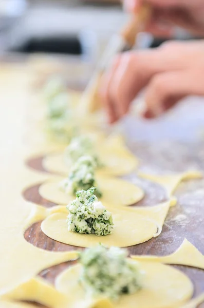 Maken van verse tortellini — Stockfoto