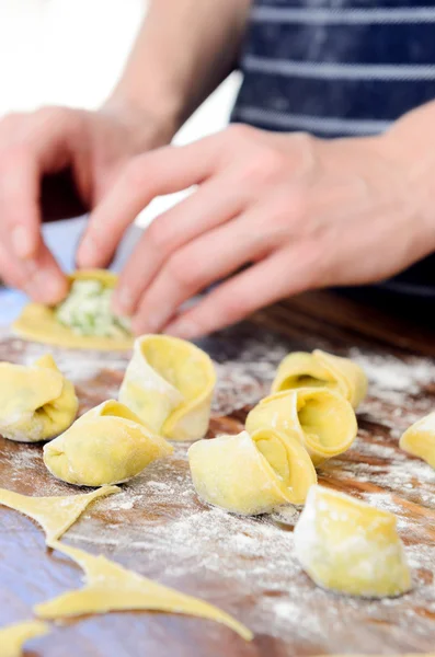 Preparación de tortellini fresco — Foto de Stock