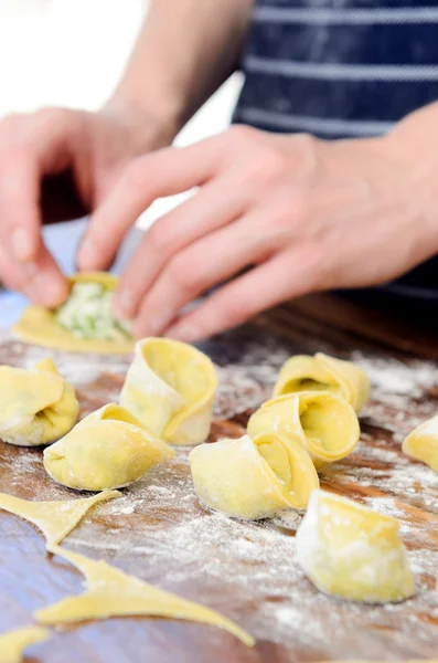 Maken van verse tortellini — Stockfoto