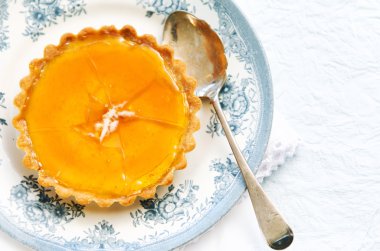 Kırık yüzey ile muhallebi tart