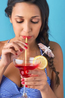 bir kokteyl içme kadın