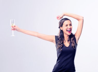 Köpüklü şarap şampanya tutan glamourous kadın