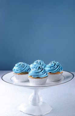 Gümüş süslemeleri ile mavi cupcakes