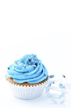 Gümüş kurdele ile mavi cupcake