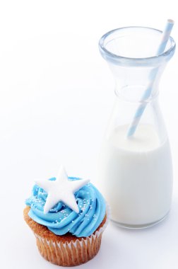 Tatlı snack cupcake ve süt