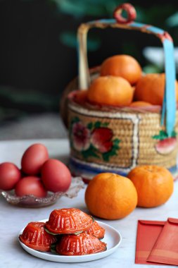 Geleneksel Çince kaplumbağa pasta ve mandarin portakal