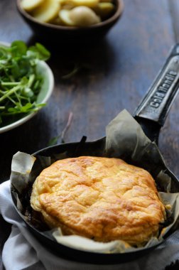 Pasta ile kabarık kabuk ve ham maddeler