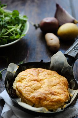 Pasta ile kabarık kabuk ve ham maddeler