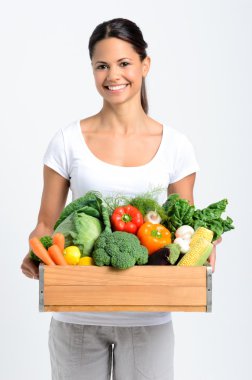 Taze ürünler ile gülümseyen kadın