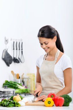 Gülümseyen kadın mutfakta