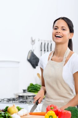 Mutlu kadın mutfakta yemek zevk