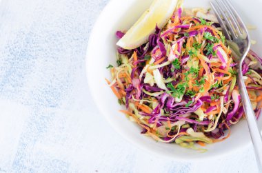 Yaz için taze lahana salatası 