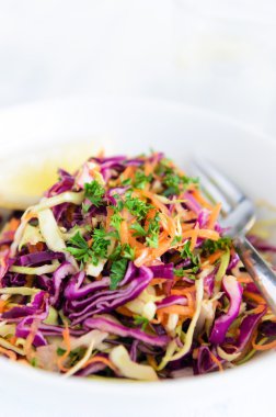 Yaz için taze lahana salatası 