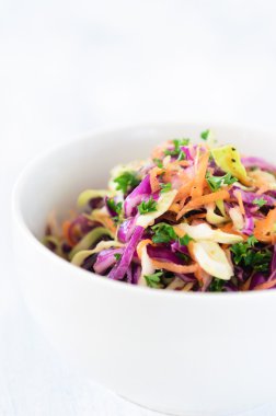 Taze lahana salatası