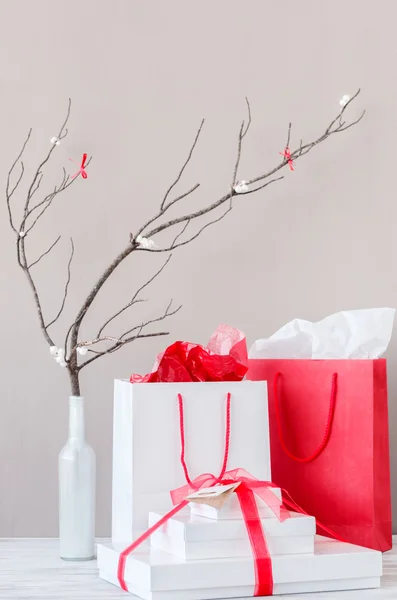 Bolsas y cajas de regalo rojas y blancas — Foto de Stock