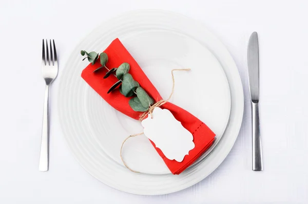 Різдвяна вечеря столові прибори з білими тарілками — стокове фото