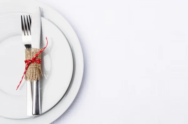 Simple table setting with burlap and ribbon on white plates — Stockfoto