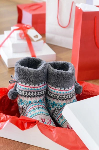 Regalos de Navidad y bolsas de compras en suelo de madera — Foto de Stock