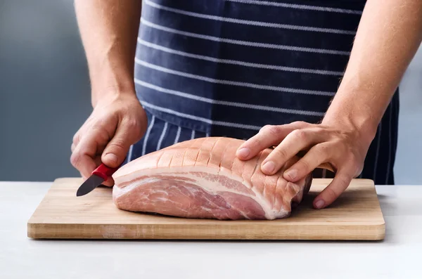 Carnicero preparándose para cortar carne — Foto de Stock