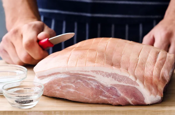 Kochhände und rohe Schweineschulter — Stockfoto