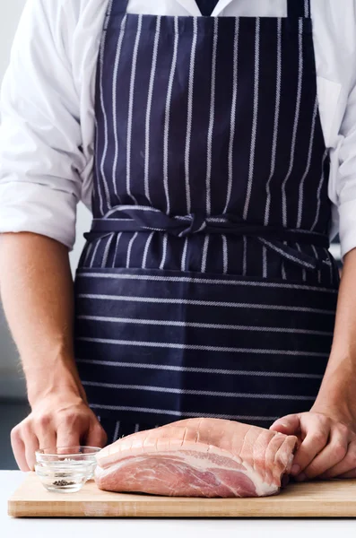 Kocken händer med rått kött — Stockfoto