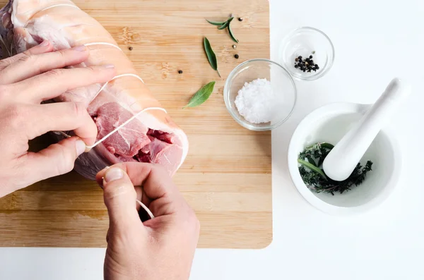 Mani di chef con carne cruda preparazione di cottura arrosto di maiale — Foto Stock