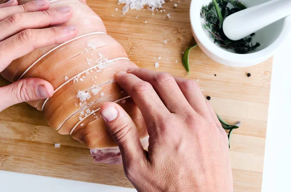 Manos de chef y carne cruda, preparándose para asar — Foto de Stock