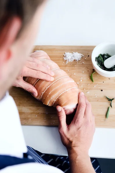 Chef condimento carne cruda — Foto de Stock