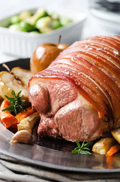 Asado de cerdo servido con manzanas al horno — Foto de Stock