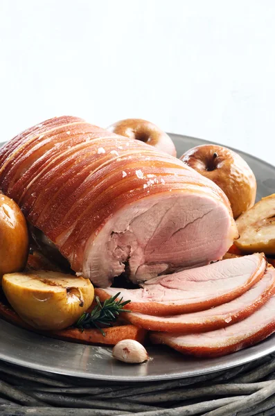 Asado de cerdo con manzanas al horno — Foto de Stock