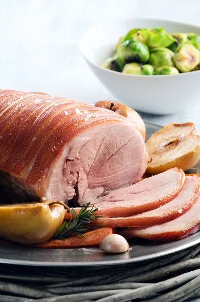 Schweinebraten mit Bratäpfeln — Stockfoto