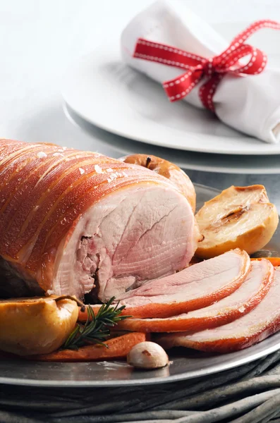 Schweinebraten mit Bratäpfeln — Stockfoto