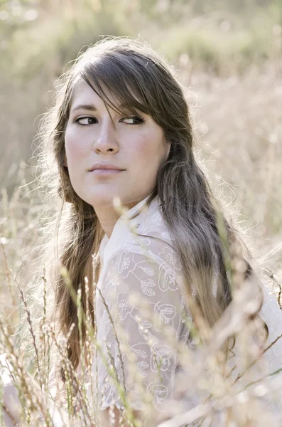 Ragazza in posa nel campo — Foto Stock