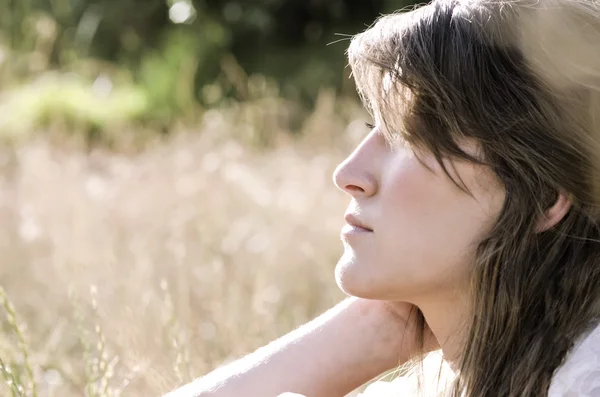 Girl posing in the field — Stock Photo, Image