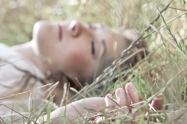 Mädchen liegt im Gras — Stockfoto