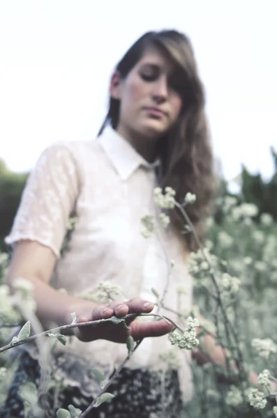 Meisje poseren in het veld — Stockfoto