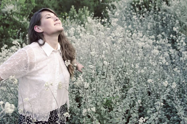 Meisje poseren in het veld — Stockfoto