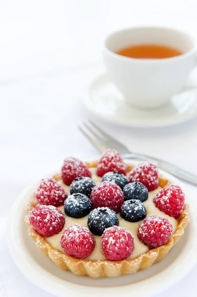 Nachmittagstee mit Beerentorten — Stockfoto