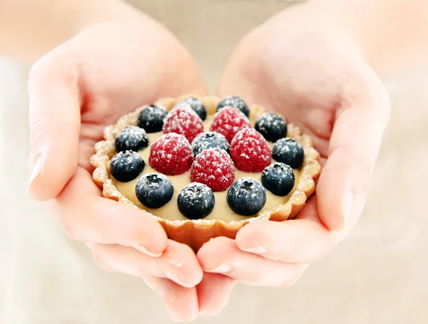 Donna in grembiule tiene un dessert di frutta — Foto Stock