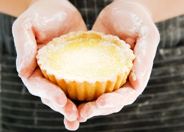 Hands holding a lemon dessert — Stock Photo, Image