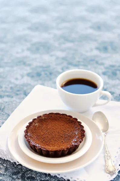 Sobremesa de chocolate apetitosa com café — Fotografia de Stock