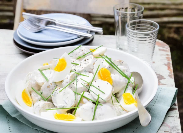 Potatissallad med ägg och gräslök — Stockfoto